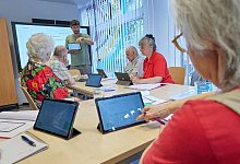 Im Alter ohne Internet - Diskriminiert im Alltag? - Jörg Carstensen/dpa