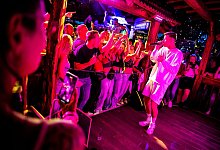 Julian Sommer singt im Alpenmax in G&ouml;ttingen. - Sina Schuldt/dpa