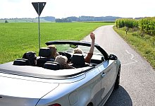 Im Cabrio unterwegs - Felix Hörhager/dpa