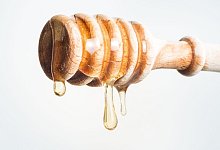 Honig tropft an einem Honiglöffel herunter - Franziska Gabbert/dpa-tmn