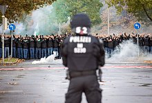 Fu&szlig;ball-Fans und Polizei - Moritz Frankenberg/dpa