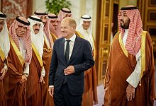 Bundeskanzler Olaf Scholz mit dem saudischen Kronprinzen Mohammed bin Salman (r) im Al-Salam-Palast von Dschidda. - Kay Nietfeld/dpa