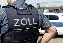 Ein Beamter tr&auml;gt w&auml;hrend seines Dienstes eine Schutzweste mit der R&uuml;ckenaufschrift "Zoll". - Markus Scholz/dpa/Symbolbild