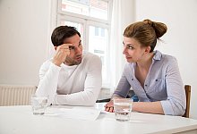 Wie sollen Angehörige mit den Handy- und DSL-Verträgen eines Verstorbenen umgehen? Wird die Handy-Nummer online noch als Zweifaktor-Authentifizierung eingesetzt, kann es sinnvoll sein, die Nummer etwas länger zu behalten. - Christin Klose/dpa-tmn