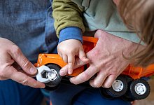 Ein Vater spielt mit seinem Sohn - Hendrik Schmidt/dpa/dpa-tmn