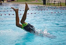 Freibadspaß bei Hochsommertemperaturen - 2 - Henning Kaiser/dpa