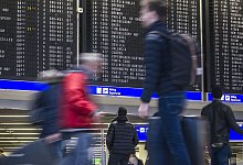 Flugreisen mit doppeltem Hindernis - Foto: Frank Rumpenhorst/dpa