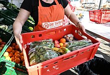 Eine Mitarbeiterin bei den Tafeln - Felix Kästle/dpa