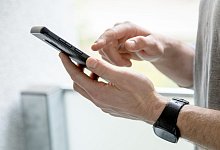 Mann am Smartphone - Foto: Christin Klose/dpa-tmn/dpa