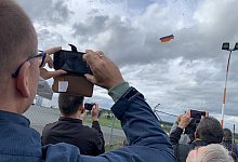 Die Flagge &ouml;ffnete sich herrlich am Himmel &uuml;ber Ahden. Zahlreiche Schaulustige verfolgten das Spektakel. - Jens Reddeker