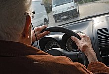 Autofahren im Alter - Foto: Felix K&auml;stle/dpa