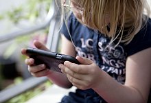 Kind am Smartphone - Silvia Marks/dpa-tmn