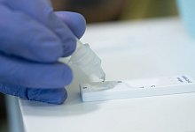 Corona-Test - Foto: Bernd Wei&szlig;brod/dpa