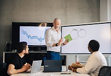 Eine Gruppe Kolleginnen und Kollegen arbeitet an einem Projekt - Zacharie Scheurer/dpa-tmn