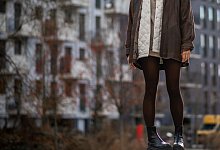 Eine Frau mit braunen Strumphosen - Zacharie Scheurer/dpa-tmn