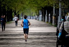 Jogger im Park - Zacharie Scheurer/dpa-tmn/dpa