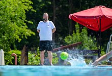 In vielen Schwimmb&auml;dern in Deutschland werden h&auml;nderingend Schwimmmeister gesucht. - Philipp Schulze/dpa
