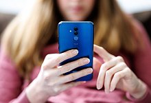 Junge Frau bedient Smartphone - picture alliance / dpa