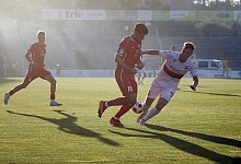 Cagatay Kader (SI) Mi. gegen Janik Steringer (SVL) re. Leon Pursian (SI) li. Im Hintergrund beobachtet den Zweikampf Fus - IMAGO/Rene Traut