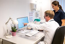 Ein Arzt in einer Praxis - dpa