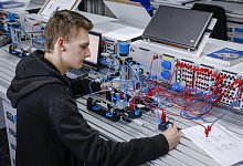 Auszubildende in Metall- und Elektroberufen - picture alliance / Rupert Oberhäuser