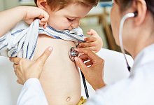 Kinder&auml;rztin beim Abh&ouml;ren von Lunge mit Stethoskop - picture alliance / Zoonar