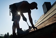 Arbeit im Freien: Muss der Arbeitgeber die Sonnencreme bezahlen? - dpa-tmn