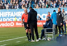 Schiedsrichter Nicolas Winter spricht mit Trainer Mitch Kniat (Arminia); GER, FC Hansa Rostock vs. Arminia Bielefeld, Fu - IMAGO/Andy B&uuml;nning