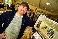 zuchter-kai-teichmann-aus-minden-mit-seinen-wellensittichen - Nicole Ellerbrake