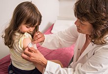 M&auml;dchen bekommt beim Kinderarzt ein Pflaster auf den Arm - Christin Klose/dpa Themendienst/