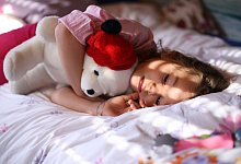 pressebild-maedchen-mit-stofftier - Pixabay