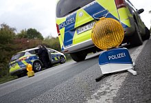 Themenfoto Symbolfoto Polizei Unfall Sperrung Streifenwagen Polizeiauto (aufgenommen bei Auffahrunfall mit vier beteiligten Fahrzeugen zwischen auf B64 zwischen Höxter und Godelheim 13.10.2021) - Symbolfoto: Niklas Tüns
