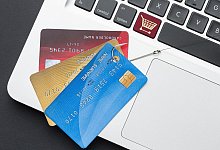 top view laptop with credit card phishing hook. High quality photo - Verbraucherzentrale NRW