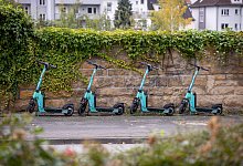 Paderborn, 17. Oktober 2024: E-Scooter von Dott (ehemals Tier) stehen an einer Mauer an der Florianstraße - Archivfoto: Niklas Tüns