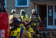 Die Feuerwehr konnte den Brand schnell l&ouml;schen, doch durch das Rauchgas ist das Haus teilweise nicht mehr bewohnbar. - Die Blaulichtfotografen