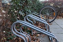 u.B.z. Abgeschlossenes Vorderrad einen Fahrrades steckt in einem Fahrradstaender. Vorderrad *** u e g z Locked front whe - imago images/Martin Wagner