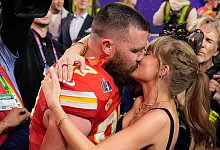 Taylor Swift k&uuml;sst Travis Kelce - John Locher/AP/dpa