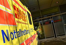 Ein Rettungswagen steht bereit. - Jens Kalaene/zb/dpa