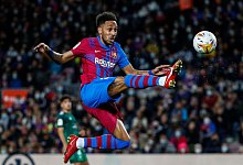 Der 33-jährige Pierre-Emerick Aubameyang kehrt in die Premier League zurück. - Joan Monfort/AP/dpa