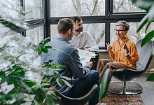 Frau im Gespärch mit ihren jüngeren Kollegen - Elisatim/Westend61/dpa-tmn