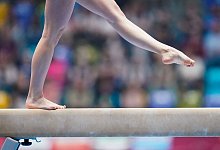 Eine Turnerin am Schwebebalken - Uwe Anspach/dpa