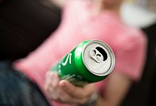 Mann h&auml;lt eine Bierdose in der Hand - Alexander Heinl/dpa-tmn