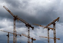 Kr&auml;ne auf einer Baustelle - Lisa Ducret/dpa