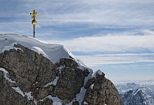 Gipfelkreuz der Zugspitze - Angelika Warmuth/dpa