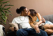 Verliebtes Paar küsst sich - Christin Klose/dpa-tmn