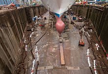Schiff im Trockendock - Foto: Christian Charisius/dpa