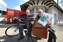 Die Verkehrswende in der Tasche: (von links) Manfred Wiehenkamp, Vorsitzender des ADFC in Lippe, und Werner Kloppmann, Fachgebietsleiter Radverkehr im ADFC, haben passende Tipps parat. - Bernhard Preuss