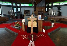 Sechsjähriger Pawlos beerdigt - Pascal Höfig/News5/dpa