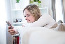 Mit Smartphone - Foto: Thomas Geiger/dpa-tmn