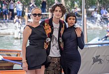 Chlo&euml; Sevigny, (l-r), Timoth&eacute;e Chalamet und Taylor Russell stellen ihren Film &laquo;Bones and All&raquo; in Venedig vor. - Vianney Le Caer/Invision/AP/dpa